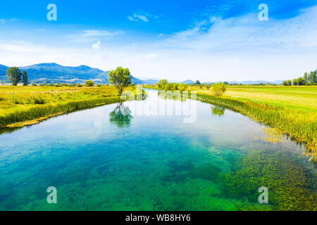 Schönen Fluss Gacka, Feld Antenne Summer View, Lika, Kroatien Stockfoto