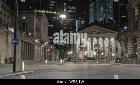 London Straßen in der Nacht in der Nähe der Bank von England Gebäude mit vorbeifahrenden Verkehr Stockfoto