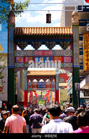 Melbourne, Victoria/Australien - 10. Februar 2019: die Menschen Feiern zum chinesischen Neujahrsfest in Chinatown in Melbourne mit tanzenden Löwen und Drachen Stockfoto