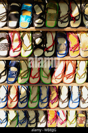 Traditionelle vietnamesische Havaianas flip flops Schuhe auf Darstellung bei Street Market in Hoi An Altstadt in Südostasien in Vietnam. Handgemachte Sandalen souveni Stockfoto