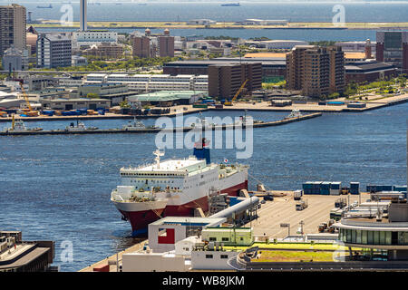 Luftaufnahme von touristischen Kreuzfahrtschiff Büchse an Kobe Port Bay in der Innenstadt die Stadt Kobe Hyogo Japan Stockfoto