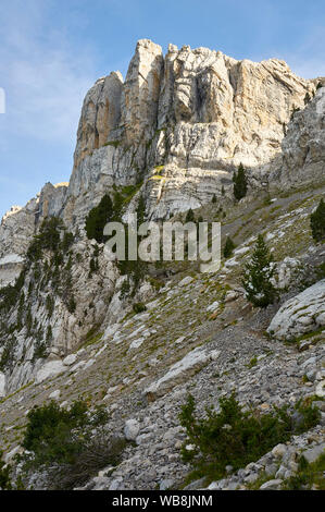 Blick auf die Gracht de Cristall Schlucht in der Sierra del Cadi Bergkette aus seinem Sockel (Alt Urgell, Lleida, Pre-Pyrenees, Katalonien, Spanien) Stockfoto