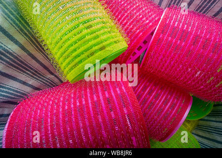 Stapel der bunten Haare Lockenwickler in Korb Stockfoto