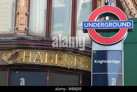 Logo Harrods in Knightsbridge in London gesehen. Stockfoto