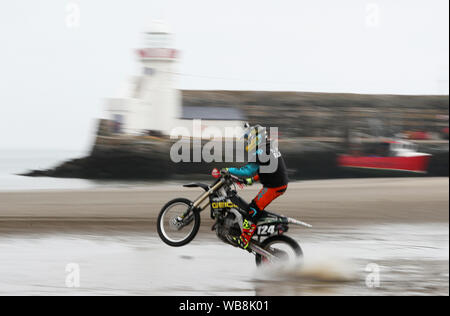 Konkurrenten die Teilnahme an der Eröffnungs-Rockabill Off-Road Racing Strand Rennen auf Balbriggan Strand in Dublin. Strand Racing war beliebt in den frühen 1900er Jahren mit dem letzten offiziellen Strand Rennen in der Republik Irland Portmarnock Beach in der frühen 1930er Jahre. Stockfoto