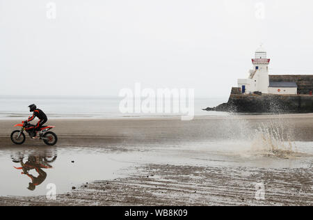 Konkurrenten die Teilnahme an der Eröffnungs-Rockabill Off-Road Racing Strand Rennen auf Balbriggan Strand in Dublin. Strand Racing war beliebt in den frühen 1900er Jahren mit dem letzten offiziellen Strand Rennen in der Republik Irland Portmarnock Beach in der frühen 1930er Jahre. Stockfoto