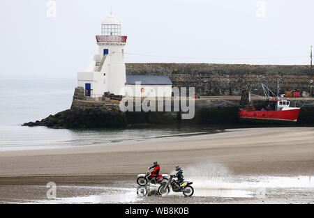 Die Teilnehmer nehmen am ersten Rockabill Off-Road Racing Beach Race-Event am Strand von Balbriggan in Dublin Teil. Beach Racing war in den frühen 1900er Jahren populär, als das letzte offizielle Strandrennen in der Republik Irland am Strand von Portmarnock in den frühen 1930er Jahren stattfand. Stockfoto