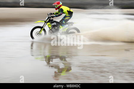 Konkurrenten die Teilnahme an der Eröffnungs-Rockabill Off-Road Racing Strand Rennen auf Balbriggan Strand in Dublin. Strand Racing war beliebt in den frühen 1900er Jahren mit dem letzten offiziellen Strand Rennen in der Republik Irland Portmarnock Beach in der frühen 1930er Jahre. Stockfoto