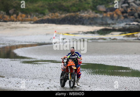 Konkurrenten die Teilnahme an der Eröffnungs-Rockabill Off-Road Racing Strand Rennen auf Balbriggan Strand in Dublin. Strand Racing war beliebt in den frühen 1900er Jahren mit dem letzten offiziellen Strand Rennen in der Republik Irland Portmarnock Beach in der frühen 1930er Jahre. Stockfoto