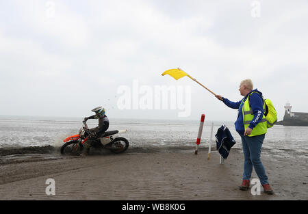 Konkurrenten die Teilnahme an der Eröffnungs-Rockabill Off-Road Racing Strand Rennen auf Balbriggan Strand in Dublin. Strand Racing war beliebt in den frühen 1900er Jahren mit dem letzten offiziellen Strand Rennen in der Republik Irland Portmarnock Beach in der frühen 1930er Jahre. Stockfoto