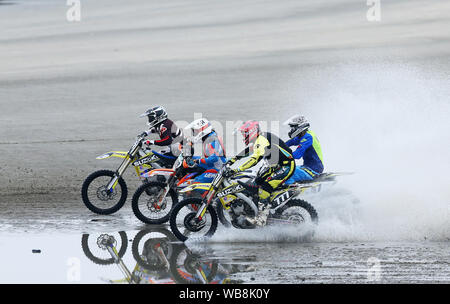 Konkurrenten die Teilnahme an der Eröffnungs-Rockabill Off-Road Racing Strand Rennen auf Balbriggan Strand in Dublin. Strand Racing war beliebt in den frühen 1900er Jahren mit dem letzten offiziellen Strand Rennen in der Republik Irland Portmarnock Beach in der frühen 1930er Jahre. Stockfoto