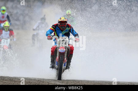 Konkurrenten die Teilnahme an der Eröffnungs-Rockabill Off-Road Racing Strand Rennen auf Balbriggan Strand in Dublin. Strand Racing war beliebt in den frühen 1900er Jahren mit dem letzten offiziellen Strand Rennen in der Republik Irland Portmarnock Beach in der frühen 1930er Jahre. Stockfoto