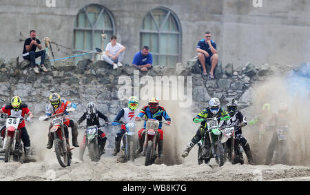 Konkurrenten die Teilnahme an der Eröffnungs-Rockabill Off-Road Racing Strand Rennen auf Balbriggan Strand in Dublin. Strand Racing war beliebt in den frühen 1900er Jahren mit dem letzten offiziellen Strand Rennen in der Republik Irland Portmarnock Beach in der frühen 1930er Jahre. Stockfoto