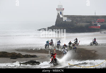 Konkurrenten die Teilnahme an der Eröffnungs-Rockabill Off-Road Racing Strand Rennen auf Balbriggan Strand in Dublin. Strand Racing war beliebt in den frühen 1900er Jahren mit dem letzten offiziellen Strand Rennen in der Republik Irland Portmarnock Beach in der frühen 1930er Jahre. Stockfoto