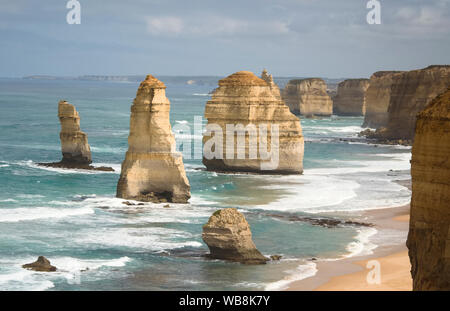 Ein Blick auf die Felsen der Zwölf Apostel entlang der Great Ocean Road in Australien an einem stürmischen Tag Stockfoto