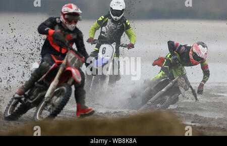 Konkurrenten die Teilnahme an der Eröffnungs-Rockabill Off-Road Racing Strand Rennen auf Balbriggan Strand in Dublin. Strand Racing war beliebt in den frühen 1900er Jahren mit dem letzten offiziellen Strand Rennen in der Republik Irland Portmarnock Beach in der frühen 1930er Jahre. Stockfoto