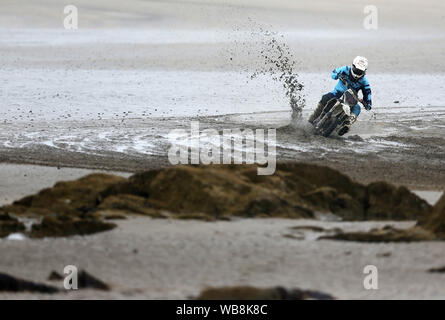 Konkurrenten die Teilnahme an der Eröffnungs-Rockabill Off-Road Racing Strand Rennen auf Balbriggan Strand in Dublin. Strand Racing war beliebt in den frühen 1900er Jahren mit dem letzten offiziellen Strand Rennen in der Republik Irland Portmarnock Beach in der frühen 1930er Jahre. Stockfoto