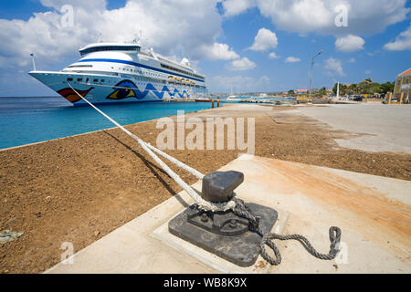 Kreuzfahrt Schiff "AIDA Aura" in Kralendijk, Bonaire, Niederländische Antillen Stockfoto