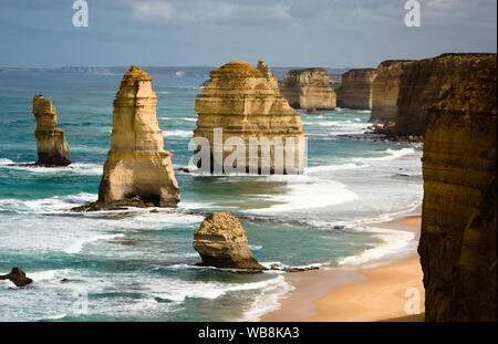 Ein Blick auf die Felsen der Zwölf Apostel entlang der Great Ocean Road in Australien an einem stürmischen Tag Stockfoto