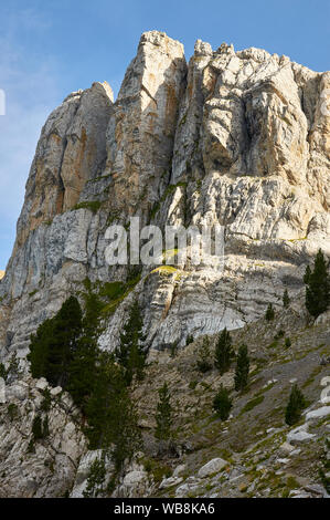 Blick auf die Gracht de Cristall Schlucht in der Sierra del Cadi Bergkette aus seinem Sockel (Alt Urgell, Lleida, Pre-Pyrenees, Katalonien, Spanien) Stockfoto