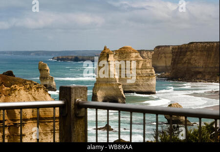 Ein Blick auf die Felsen der Zwölf Apostel entlang der Great Ocean Road in Australien an einem stürmischen Tag Stockfoto