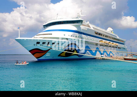 Kreuzfahrt Schiff "AIDA Aura" in Kralendijk, Bonaire, Niederländische Antillen Stockfoto