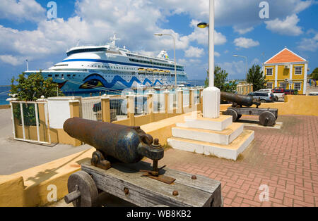 Kreuzfahrt Schiff "AIDA Aura" in Kralendijk, Iew von Fort Oranje, Bonaire, Niederländische Antillen Stockfoto