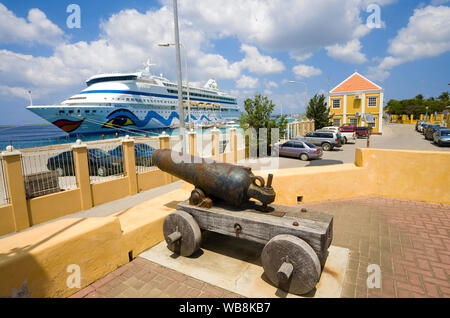 Kreuzfahrt Schiff "AIDA Aura" in Kralendijk, Iew von Fort Oranje, Bonaire, Niederländische Antillen Stockfoto