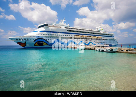 Kreuzfahrt Schiff "AIDA Aura" in Kralendijk, Bonaire, Niederländische Antillen Stockfoto