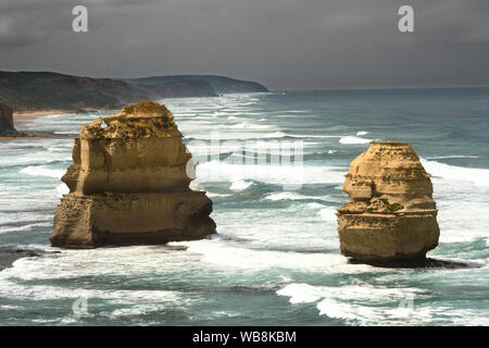 Ein Blick auf die Felsen der Zwölf Apostel entlang der Great Ocean Road in Australien an einem stürmischen Tag Stockfoto