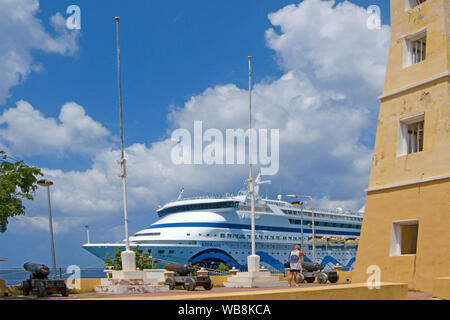 Kreuzfahrt Schiff "AIDA Aura" in Kralendijk, Iew von Fort Oranje, Bonaire, Niederländische Antillen Stockfoto