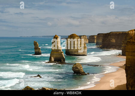 Ein Blick auf die Felsen der Zwölf Apostel entlang der Great Ocean Road in Australien an einem stürmischen Tag Stockfoto