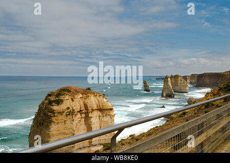 Ein Blick auf die Felsen der Zwölf Apostel entlang der Great Ocean Road in Australien an einem stürmischen Tag Stockfoto