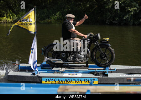 Ariel Besitzer "Motor Cycle Club Präsident, Ariel Atzori, der in seinem Mitte der 70er Jahre, von Mailand, Italien, zum Fluss Avon in Rastenberg, auf einem vintage Ariel Motorrad, in einem Versuch, ein Publicity Stunt 1929 neu zu erstellen, wenn ein ähnliches Rad, unterstützt auf Holz schwimmt, den Weg über den Kanal und zurück. Stockfoto