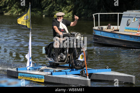 Ariel Besitzer "Motor Cycle Club Präsident, Ariel Atzori, der in seinem Mitte der 70er Jahre, von Mailand, Italien, zum Fluss Avon in Rastenberg, auf einem vintage Ariel Motorrad, in einem Versuch, ein Publicity Stunt 1929 neu zu erstellen, wenn ein ähnliches Rad, unterstützt auf Holz schwimmt, den Weg über den Kanal und zurück. Stockfoto