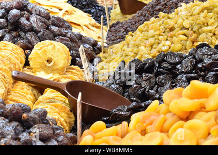 Vielzahl von getrockneten Früchten in loser Schüttung Stockfoto