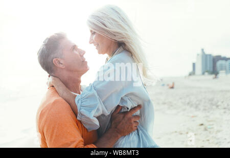 Gerne älteres Paar die Zeit am Strand. Konzepte über Liebe, Dienstalter und Menschen Stockfoto