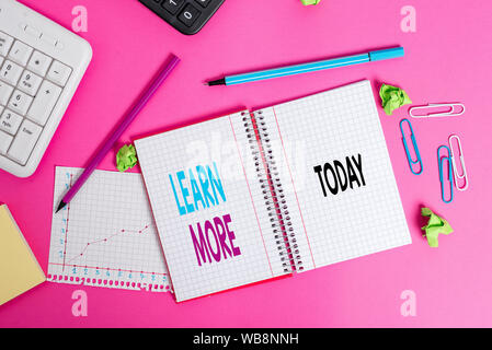 Schreiben Hinweis zeigen, erfahren Sie mehr. Business Konzept für Kenntnissen oder Fähigkeiten durch Anweisung erhebliche Lernen schreiben Geräte und Computer erworben Stockfoto