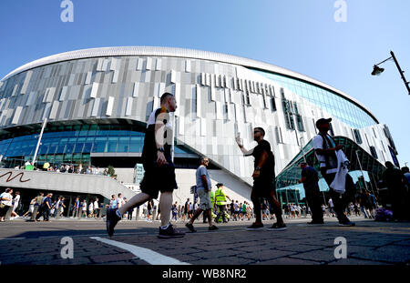 Fans kommen im Stadium vor der Premier League Spiel gegen Tottenham Hotspur Stadium, London. Stockfoto