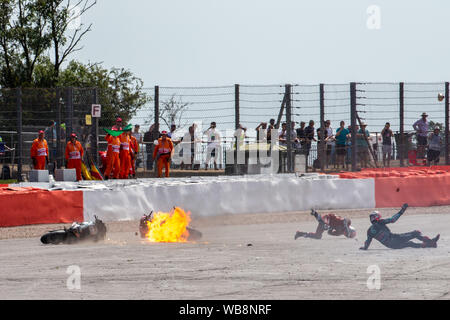 Silverstone, Northamptonshire, Großbritannien. 25. August 2019. MotoGP GoPro Britischen Grand Prix Rennen Tag; die Ducati Fahrer Andrea Dovizioso in Flammen wie die Fahrer auf der Strecke nach Absturz - Leitartikel nur mit der Credit: Aktion Plus Sport Bilder/Alamy leben Nachrichten Stockfoto