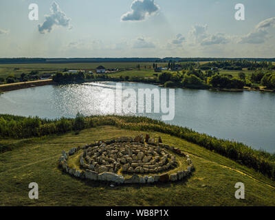 Spirale Labyrinth aus Steinen auf dem See, Luftbild. Stockfoto