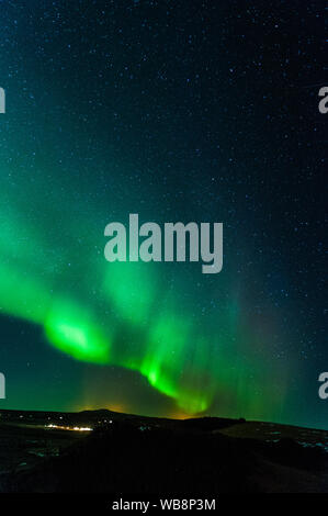 Starke Aktivität von Northern Lights in Island mit charakteristischen lebhaftes Grün leuchten und seltsame Bewegung liefern eine abstrakte Muster, April 2018 Stockfoto