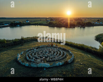 Spirale Labyrinth aus Steinen, über Sonnenuntergang See. Stockfoto