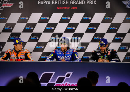 Towcester, Northamptonshire, Großbritannien. 25. August 2019. Während der 2019 GoPro Britischen Grand Prix Moto GP in Silverstone Circuit von Links nach Rechts, von Marc Marquez (SPA), Alex Rins (SPA) und Maverick Vinales (SPA). Foto: Gergo Toth/Alamy Live News Credit: Gergo Toth/Alamy leben Nachrichten Stockfoto