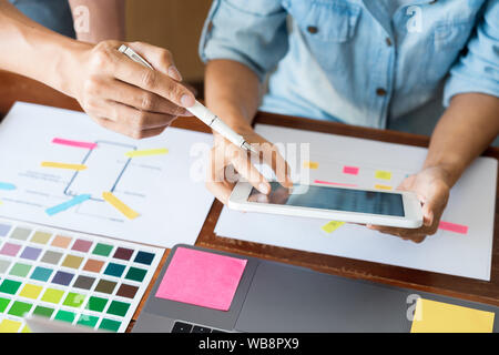 Business Technology Konzept, kreativen Team designer Auswahl Proben mit UI/UX Entwicklung auf Skizze Layout Design mockup auf dem Smartphone Anwendung fo Stockfoto