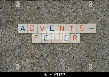 Close-up des deutschen Wortes Adventsfeier (Advent feiern) in einzelne Buchstaben aus Holz Stockfoto