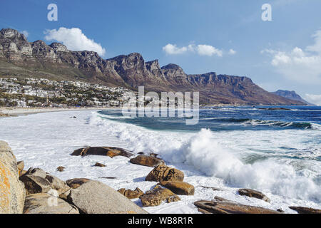 Das Meer und die Berge in Camps Bay oder Kampsbaai, einem Vorort von Kapstadt an einem sonnigen Tag Stockfoto