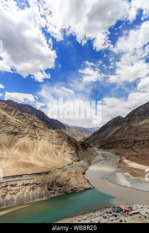 Zusammenfluss von Zanskar und Indus in Leh, Ladakh, Indien Stockfoto