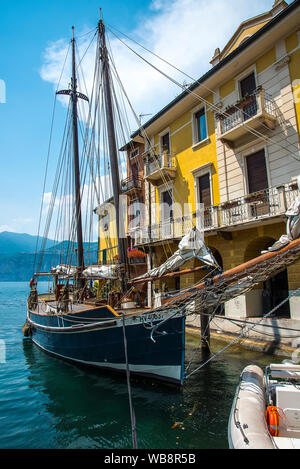 Malcesine ist eine der schönen Städte an diesem See in Norditalien. Die prominenteste Sehenswürdigkeit ist das Schloss und seine schönen und sicheren Hafen Stockfoto