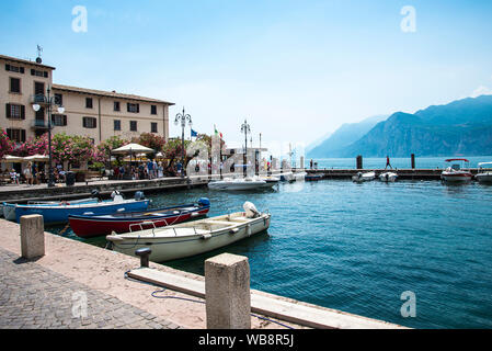 Malcesine ist eine der schönen Städte an diesem See in Norditalien. Die prominenteste Sehenswürdigkeit ist das Schloss und seine schönen und sicheren Hafen Stockfoto